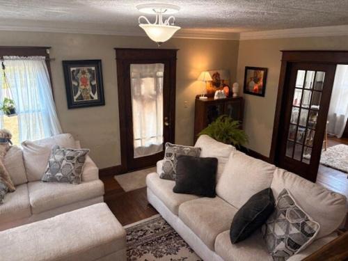 Tree House 6 bedrooms, 2 blocks from everything