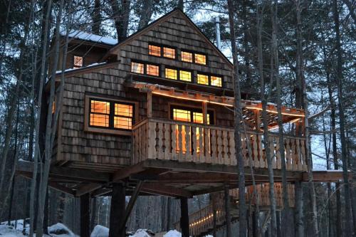 Tree House Rental Ideal for a Unique Getaway near Lake Sunapee in New Hampshire