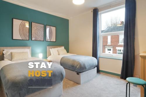 Treeton - Brand New 3 Bed House, FREE Parking & Great for Groups - Hosted by Stay Host Save