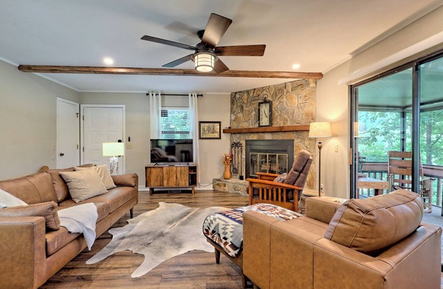 Treetop Haven - Updated with Golf Course & Forest Views - Dog friendly!