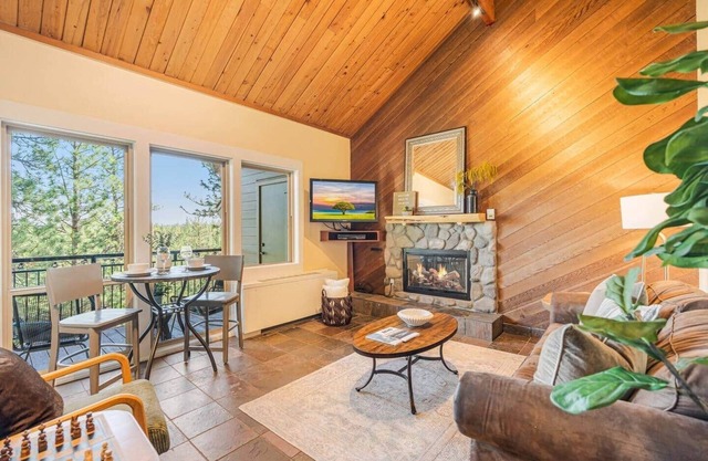 Treetop Retreat @ 7th Mountain (2bd/2bt +resort amenities)