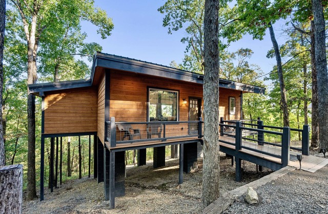 Treetop Views for Miles! New, Romantic Couples Cabin