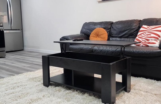 Trendy 2-Bed Oasis Awaits!