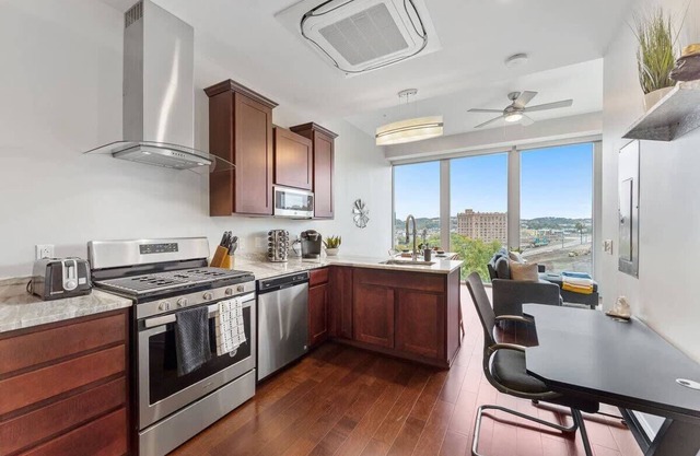 Trendy Downtown 1BR | Free Parking | Gym | Views