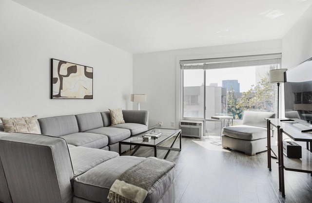 Trendy Mid-Wilshire 1BR w/Pool & W/D, nr Shopping, by Blueground