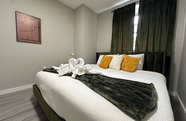 Trendy Parkside 2-bedroom with Private Entrance