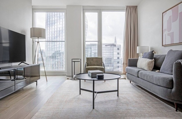 Trendy South Bank 1BR w/Pool, Gym & Concierge, nr Tube, by Blueground