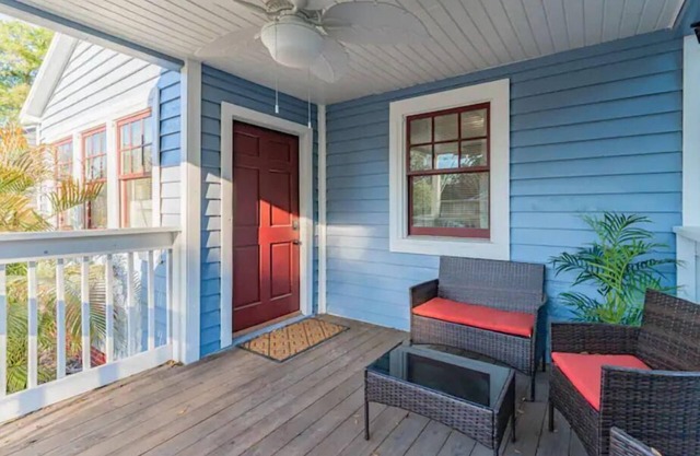 Trendzy Suite - King Bed/HotTub - Close to Downtown and Foodie Hotspots
