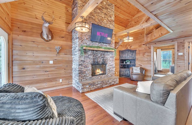 Tri-state Corner Cabin with a fire pit, hot tub, & indoor pool!
