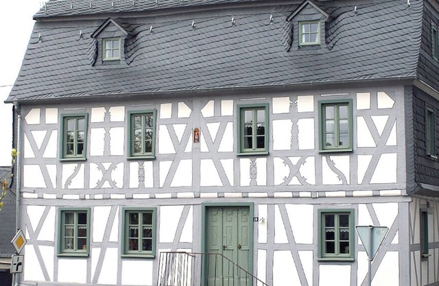 'Tribune of Three' - elaborately restored half-timbered house for 24 pers
