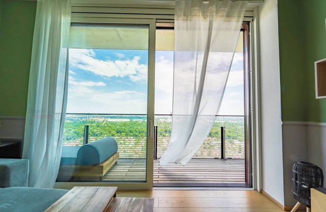 TrIIIple 7Heaven Amazing View on top floor with rooftop pool - free parking