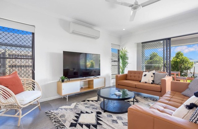 Trinity Beach 4BR Modern Getaway with Spa/Pets