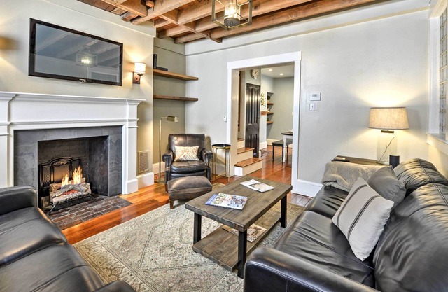 Trinity Home in Center City with Free Parking!
