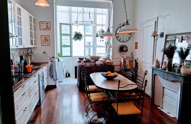 Triple guest room, 10 mins from the beach, beautiful buildingNice center