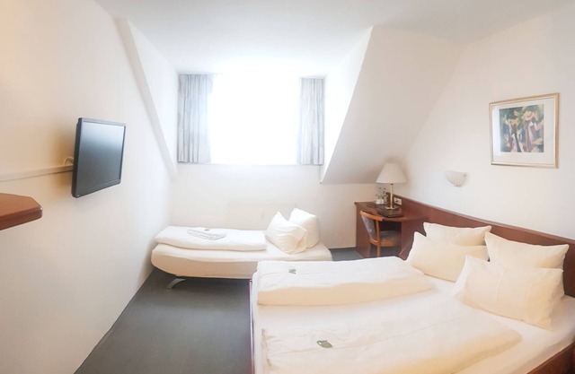 Triple room with WC and shower