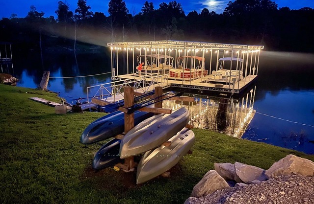 “Triple Timbers” 18 bdrm,sleeps 56! hotubs, docks, 5 firepits, sxs, rent boats