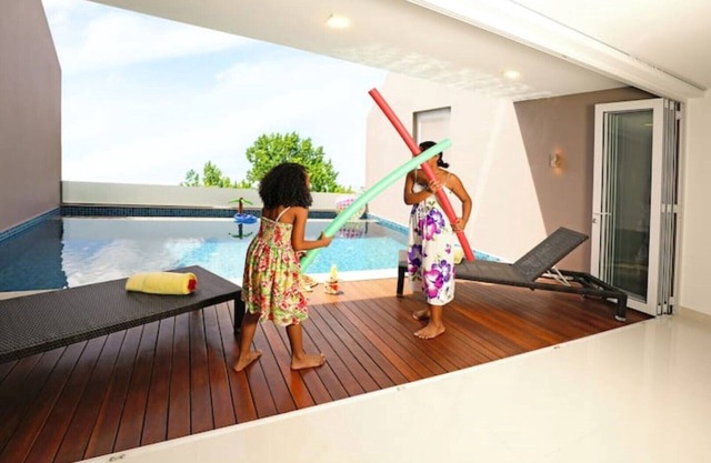 Triplex Villa & Private Pool - Cliffhanger Villas