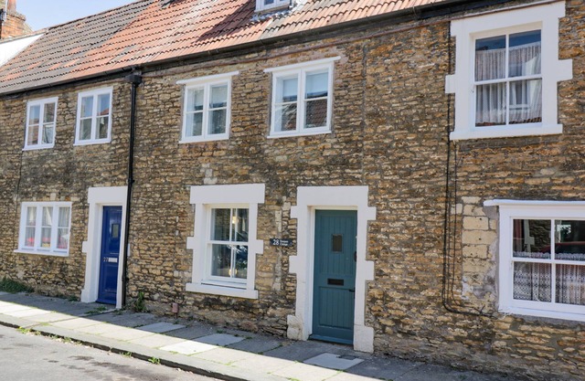 TROOPERS COTTAGE, pet friendly, with a garden in Frome