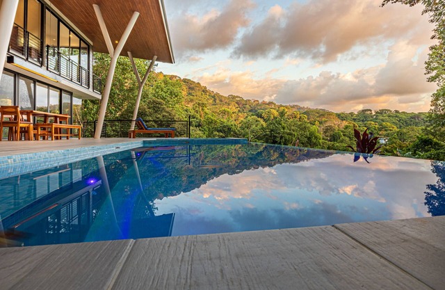 Tropical 4 Bedroom Luxury Home with Pool & Hot Tub