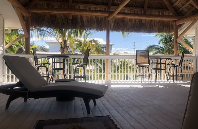 Tropical Gateway to the Beaches. Caribbean Tiki Hut feeling - w/m discounts