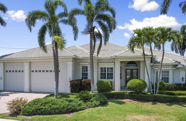 Tropical getaway. Two story and full of fun