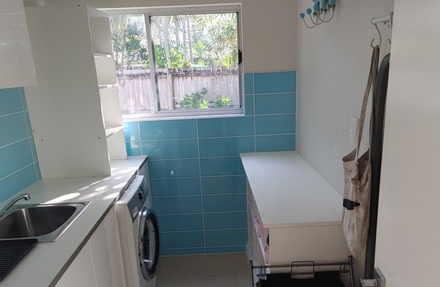Tropical home with in-ground swimming pool -15 min walk to beach