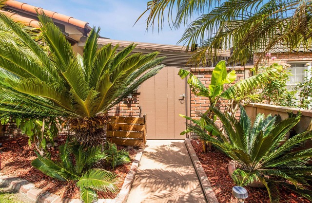 Tropical Long Beach Escape with Hot Tub 2 BR, 1 BA close to LGB, LAX, Disneyland