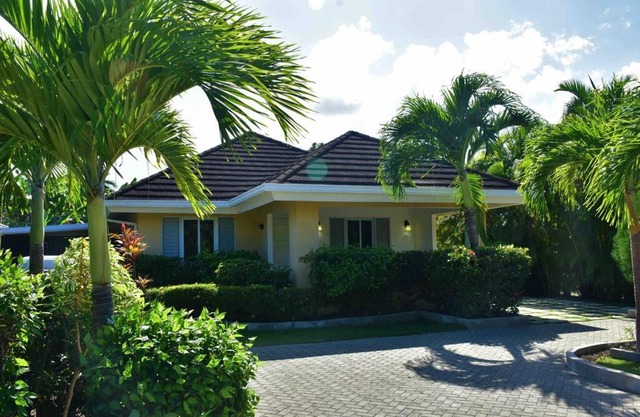 Tropical Oasis in Richmond Estate
