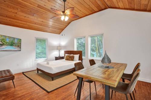 Tropical Oasis Studio w Pool