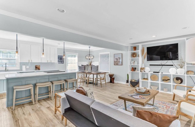 Tropical Spacious & Cozy 4 bedroom retreat with pool