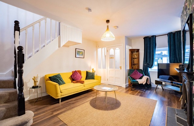 Tropical Vibes in the City of Tribes - 2 bedroom Townhouse - Sleeps 6. 5 min walk to Eyre Sq.