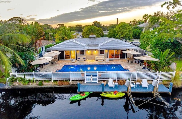 Tropical Waterfront Shared Pool 2bd 2ba Duplex