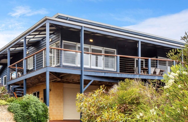 Tru Blu Beach House - *Beach house, two storey, fully equipped kitchen*