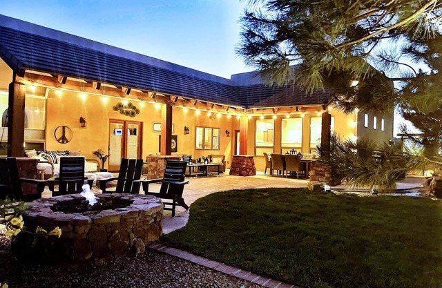 Truly STUNNING~ Minutes to ABQ!VIEWS/Fireplace/Fire-Pit/Outdoor Mecca-Hot Tub!
