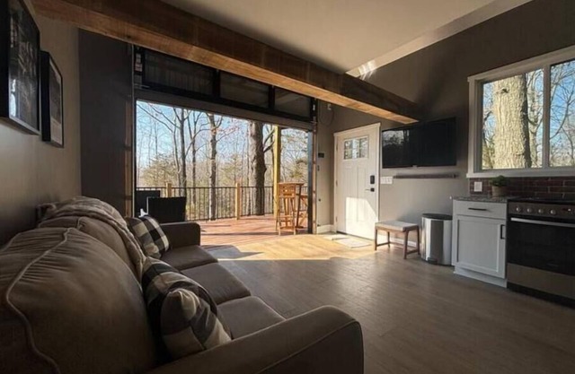 Tucked Away Treehouse- on the KY Bourbon Trail
