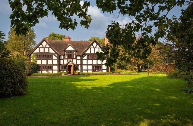 Tudor Manor and The Coach House - pet friendly with a hot tub and games room
