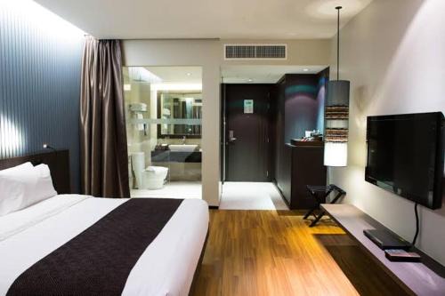 Tulip La Airport Hotel