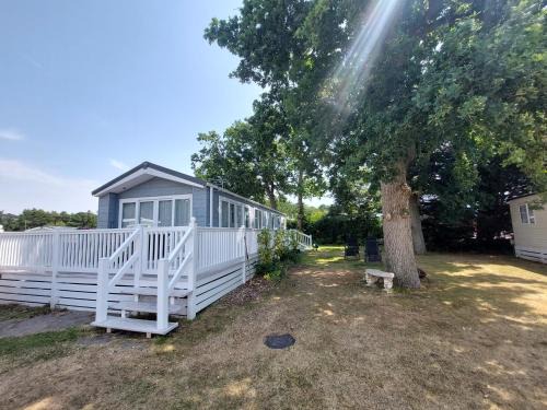 Tulip Lodge at Oakdene - Passes included free!