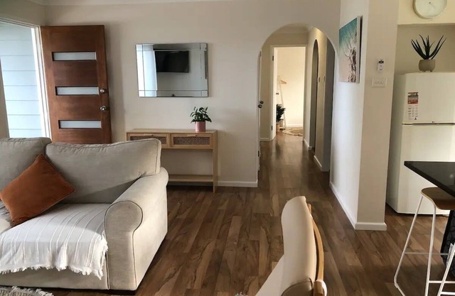 Tumbi Cottage -Cheerful 3 Bedroom Home with Studio