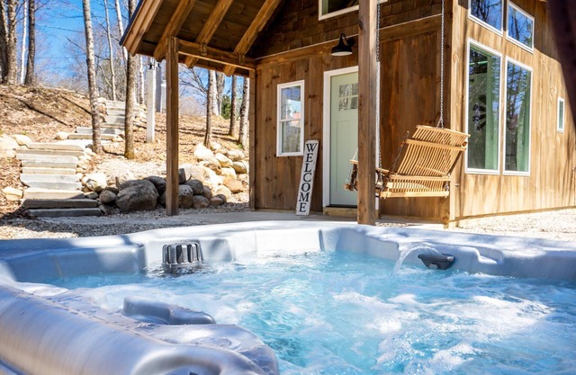 Tumbledown Tiny Home w/Hot Tub! Awesome hiking area!