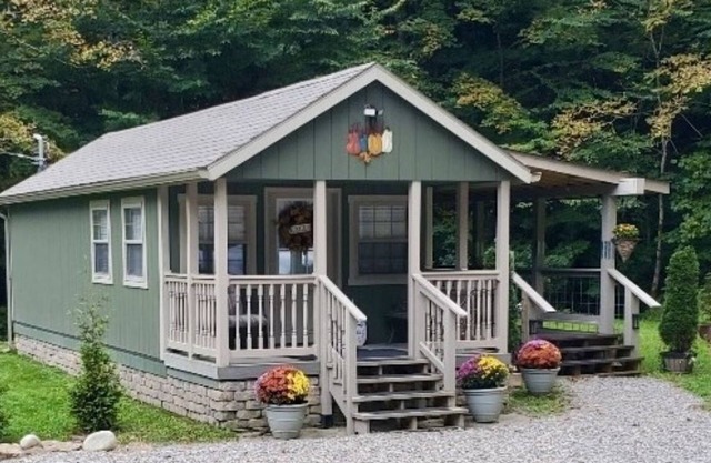 Tunnel Mountain Getaways- Cozy Retreat with Scenic Views!