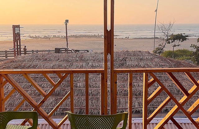 TUPTUP - Resto & Resort