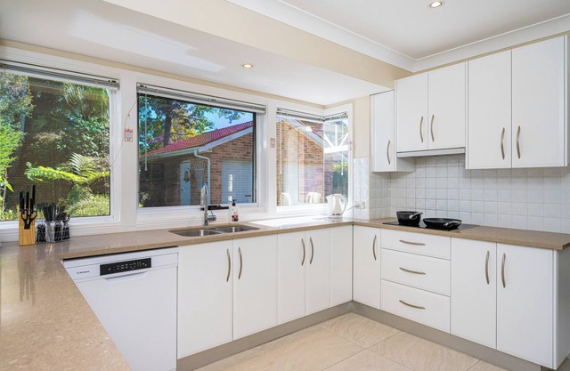 Turramurra Spacious 6Br House close to Train/Parks