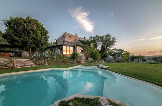 Tuscan country villa with private swimming pool