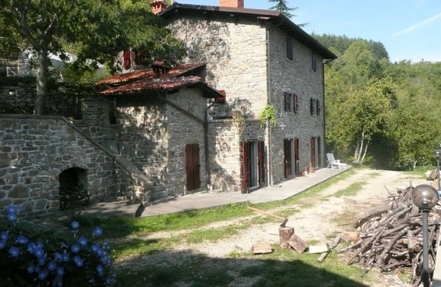 Tuscan-style farmhouse in the forest, with private whirlpool and swimming-pool
