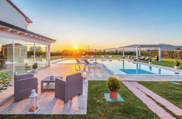 Tuscany villa with spa