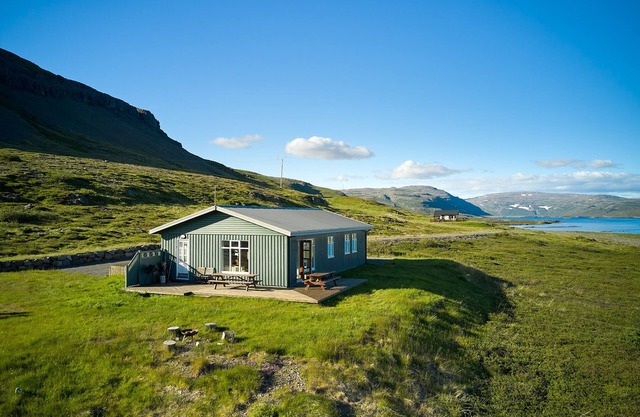 Tvera - roomy quality cottage with a view, close to the ferry harbor Brjanslækur