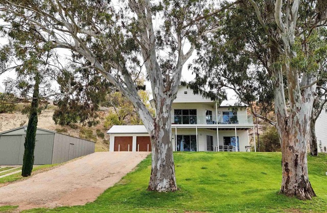 TWIN GUMS - EXCLUSIVE RIVERFRONT PROPERTY - TAILEM BEND