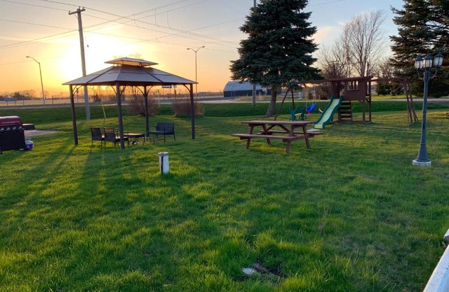 Twin Oaks Motel