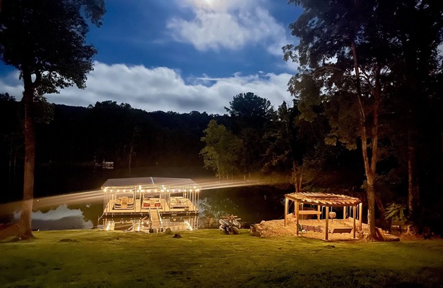 “Twin Timbers” 11 bdrm,sleeps 38! hotubs, docks, 3 firepits, sxs, optional boats